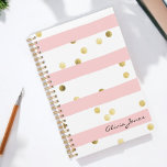 Agenda Tiras rosadas delgadas con el nombre de los puntos<br><div class="desc">Un patrón divertido para chicas con rayas horizontales rosas y blancas con puntos dorados dispersos alrededor hace de esto una elección atractiva en los planificadores. Una plantilla de texto a lo largo de la parte inferior del diseño especifica su nombre u otro texto deseado. Simplemente personalice el texto de ejemplo...</div>