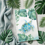 Agenda Tortuga acuática tropical<br><div class="desc">El planificador costero presenta mi flamingo de tortuga acuática original y hojas de palma de monstera en exuberantes tonos verdes tropicales. Perfecto para planificar los días de la semana o para hacer planes de boda. También hace un gran regalo del Día de la Madre Para ver más planificadores mensuales y...</div>