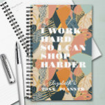 Agenda Trabajo duro<br><div class="desc">Su nombre y el dicho "Trabajo duro para poder hacer más compras" están en una huella tropical abstracta en este planificador anual. Ideal para usted o un gran regalo para cualquier ocasión.</div>