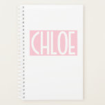 Agenda Tu nombre | Texto blanco negrita sobre rosa claro<br><div class="desc">Llamativo y moderno.</div>