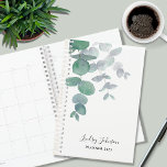 Agenda Verdor eucalipto personalizado<br><div class="desc">Este elegante Planner personalizado está decorado con hojas de eucaliptos acuáticas en tonos verdes suaves. Personalizable fácil. Para seguir editando, utilice la Herramienta de diseño para cambiar el tipo de letra, el tamaño de la fuente o el color. Porque creamos nuestra obra de arte no encontrarás esta imagen exacta de...</div>