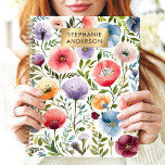 Agenda Vibrante Garden Watercolor Floral Nombre personali<br><div class="desc">Este alegre diseño exhibe un vibrante jardín de flores acuáticas en una gran variedad de tonalidades audaces, como el rojo, el rosa, el violeta, el naranja y el azul. La delicada vegetación aporta profundidad y encanto, mientras que el elegante plato dorado aporta un toque personalizado. Perfecto para estudiantes, profesionales, o...</div>