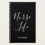Agenda Vida de enfermería personalizada en blanco y negro<br><div class="desc">Manténgase al día con su ocupado programa con estilo con este Planner personalizado de Nurse Life Black and White Stylish. Es un diseño moderno con el texto "vida de enfermera" en un gran guión con letras a mano de moda y blanco centrado en la parte delantera del planificador de personalizable...</div>