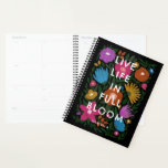 Agenda Vida en vivo en pleno florecimiento audaz | Nombre<br><div class="desc">Este hermoso y colorido planificador presenta un diseño floral dibujado a mano en color magenta / fucsia rosa rosa, naranja, amarillo dorado, morado, azul y verde sobre un fondo de color personalizado (mostrado en negro). El texto moderno y lúdico dice, "Vive la vida en plena floración" en blanco, y se...</div>