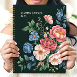 Agenda Vintage Garden Botanical Custom Name Floral<br><div class="desc">Este exquisito diseño se caracteriza por una exuberante disposición de flores de jardín de inspiración vintage en tonos rosa, azul, crema y coral, con un fondo verde profundo. Personalizado con un nombre personalizado y el año 2025, ofrece elegancia y sofisticación intemporal. Perfecto para los amantes de la naturaleza, los amantes...</div>