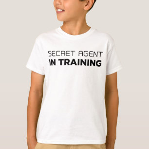 Agente secreto en camiseta del entrenamiento