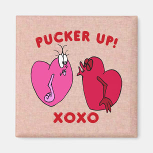 Agitando el imán de los corazones de San Valentín