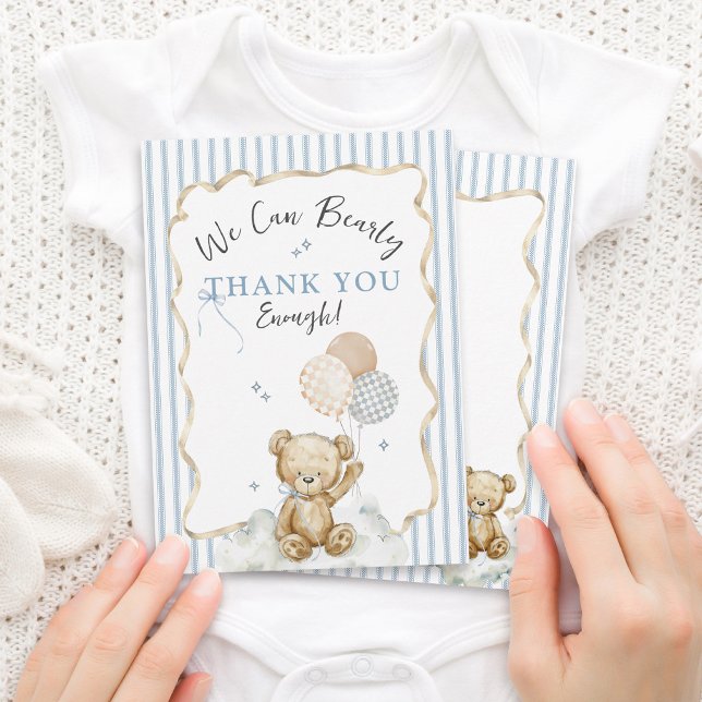 Agradecimiento ¡Apenas Podemos Esperar Tarjeta de Aguamarinas de  (Cute We Can Bearly Thank You Enough blue stripes teddy bear balloons check bow baby boy shower card)