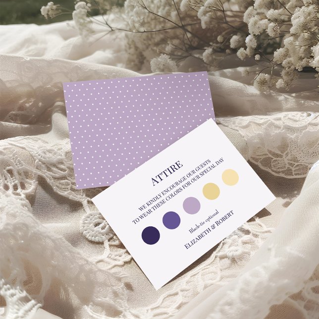 Agradecimiento Atuendo de boda lavanda boho Tarjeta de código de  (Boho Lavender Wedding Attire Guest Dress Code Card on a sunny boho wedding table.)