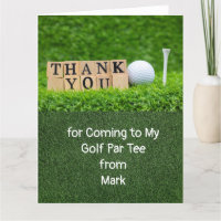 Balón de golf y cartón sobre césped verde, tarjeta