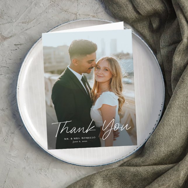 Agradecimiento Tarjeta de boda de foto simple letra moderna  (Simple script wedding photo thank you card.)