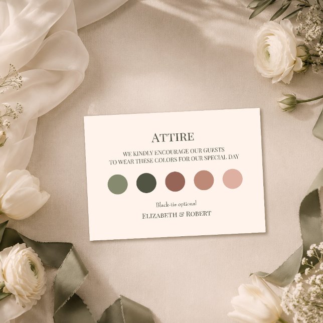 Agradecimiento Tarjeta de código de vestimenta de boda de oliva o (Dark Olive Wedding Attire Guest Dress Code Card on a wedding table with white flowers)