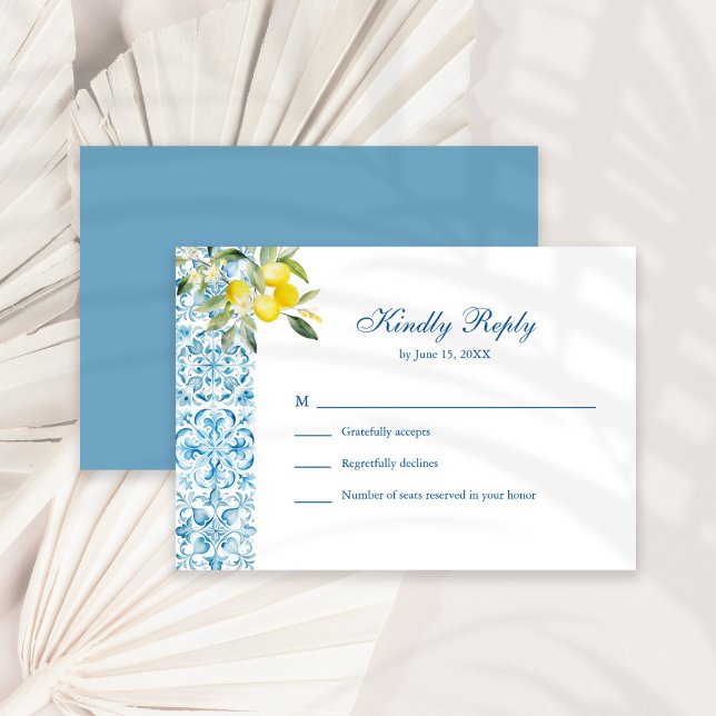 Agradecimiento Tarjeta de confirmación de asistencia de boda con  (Mediterranean Blue Tiles & Lemon Wedding RSVP Card on a sunny white dry palm leaf.)