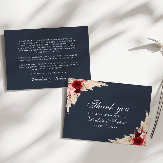 Agradecimiento Tarjeta de detalles de boda con rosas de Borgoña a (Midnight Blue Burgundy Roses Wedding Thank You Card on a sunny white table.)