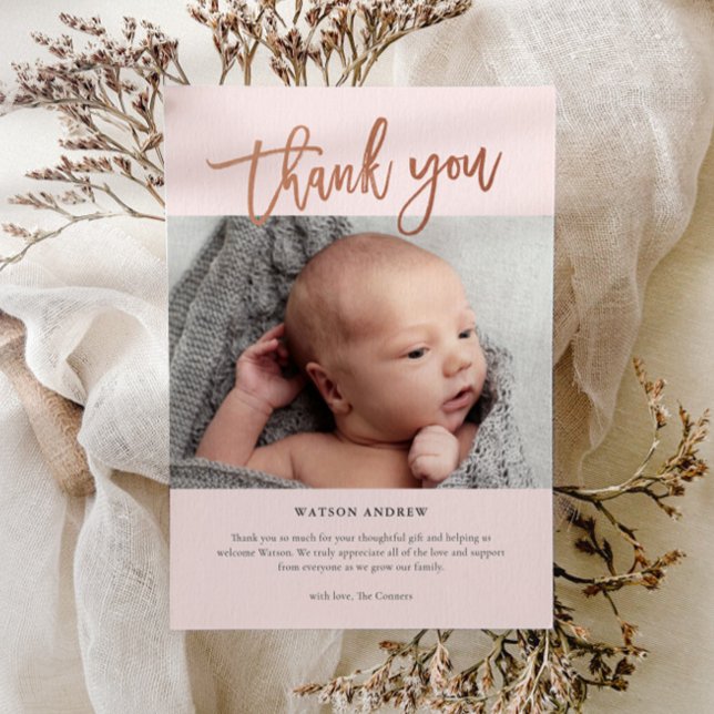 Agradecimiento Tarjeta de Foto de Bebé con Letra Moderna (Modern rose gold baby photo thank you card.)