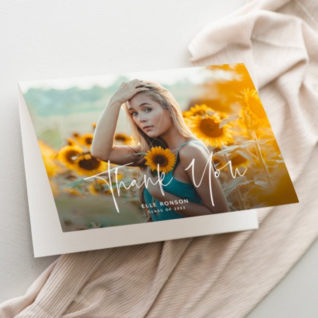 Agradecimiento Tarjeta de graduación de foto con Modern Script 2 (Modern script photo graduation thank you cards.)