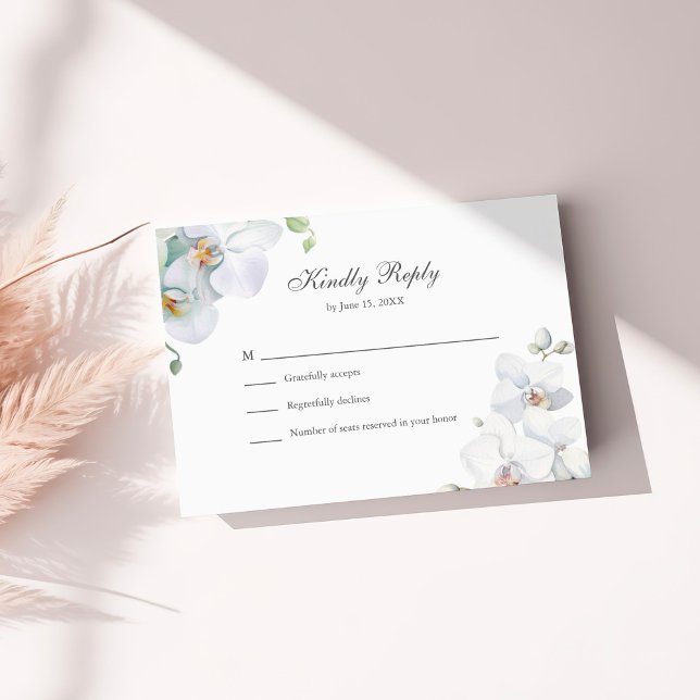 Agradecimiento Tarjeta RSVP de boda moderna y elegante para orquí (Modern Elegant White Orchids Wedding RSVP Card on a sunny white table with dry flowers.)