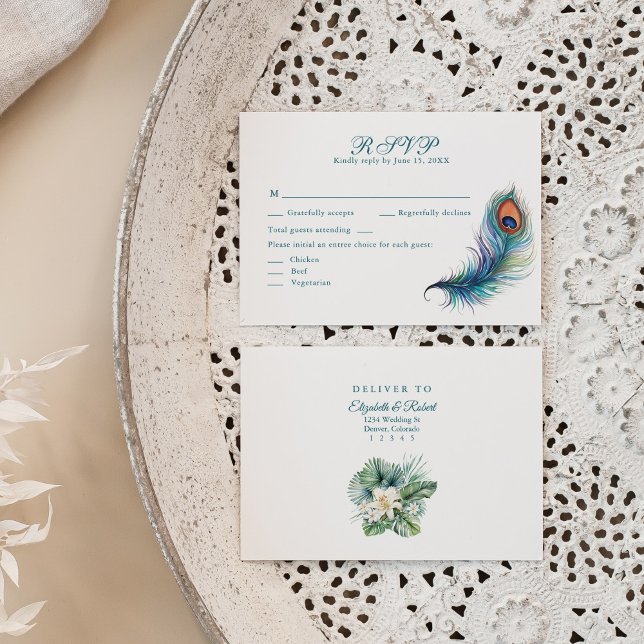Agradecimiento Tarjeta RSVP de Boda Tropical de Fiebre de Pavo Re (Peacock Feather Tropical Flowers Wedding RSVP Card on a neutral boho plate.)