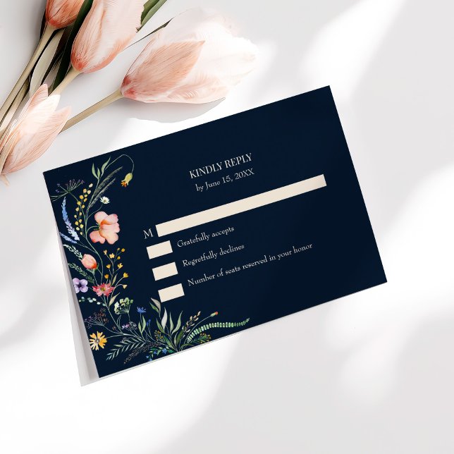 Agradecimiento Tarjeta RSVP de matrimonio de marihuana azul de fl (Navy Blue Wildflower Meadow Wedding RSVP Card on a sunny table with pale pink flowers.)