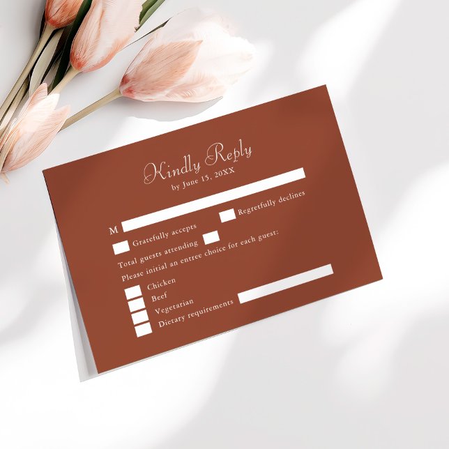 Agradecimiento Tarjeta RSVP de Terracotta Minimalista moderna (Modern Minimalist Terracotta RSVP Card on a sunny table with pale pink flowers.)