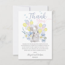 Un pequeño conejo está en camino, tarjeta de agrad