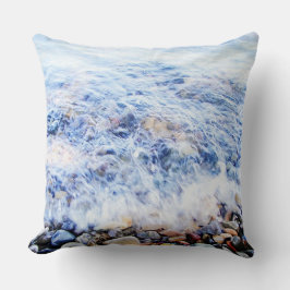 Agua azul de almohada y piedras