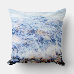 Agua azul de almohada y piedras