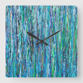 Agua bajo el reloj del muro puente