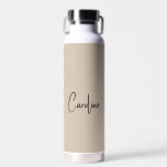 Agua Color de tendencia Taupe suave Nombre Botella de a<br><div class="desc">Presentamos el color primaveral de moda: Taupe suave. Botella de agua moderna y de diseño con nombre de personalizable en un estilo moderno. Su diseño, sencillo y limpio, en un color sólido, ofrece un encanto atemporal y clásico. Explore nuestros colores de tendencia primaveral para obtener más productos del mismo color...</div>