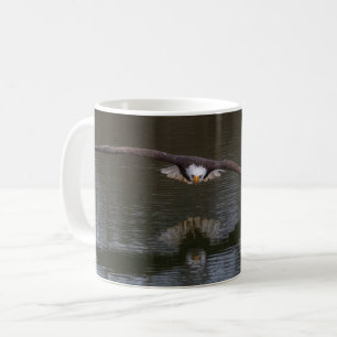 Águila calva en taza de café de vuelo