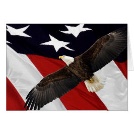 Águila en vuelo por la bandera estadounidense