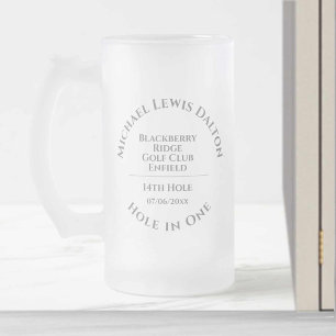 Agujero de golf en una taza de cerveza de vidrio e