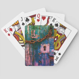 Agujero de la puerta de madera rústico y cartas de