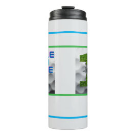 Agujero en una botella de agua de golf