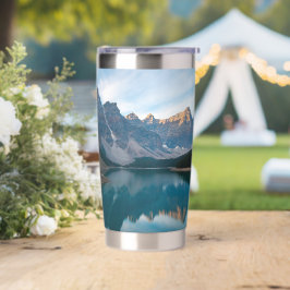 Aislada Botella de agua del lago Moraine
