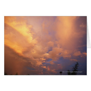 Ajuste de Sun detrás de las nubes