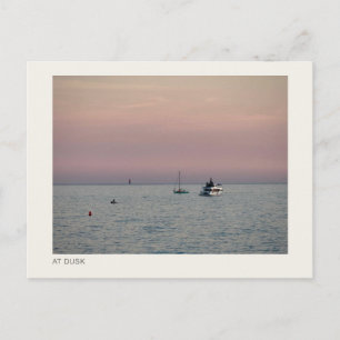AL CREPÚSCULO — Barcos en un Mar Tranquilo Tarjeta