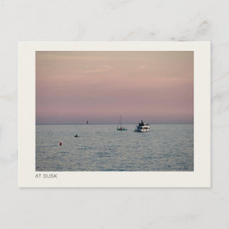 AL CREPÚSCULO — Barcos en un Mar Tranquilo Tarjeta