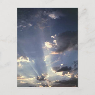 Alarmante luz a través de las nubes, postal