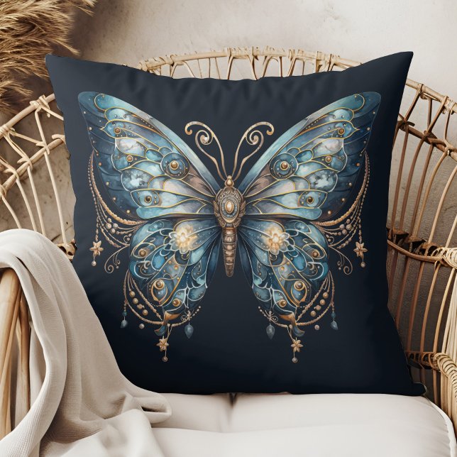 Alas con Estrellas – Almohada de Magia Lunar (Starlit Wings – Lunar Magic Pillow in a boho rattan armchair.)