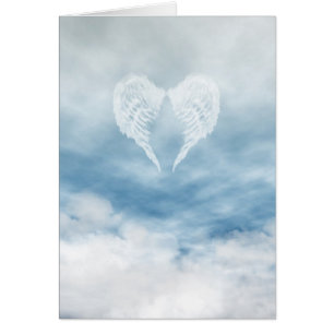 Alas del ángel en cielo azul nublado