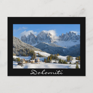 Aldea de los Dolomitas en invierno postal de texto
