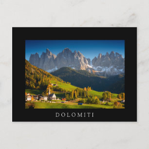 Aldea de los Dolomitas en la caída postal negra Do