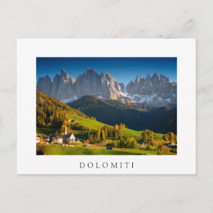 Aldea de los Dolomitas en la postal de texto blanc