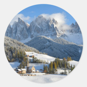 Aldea de los Dolomitas en pegatina durante el invi