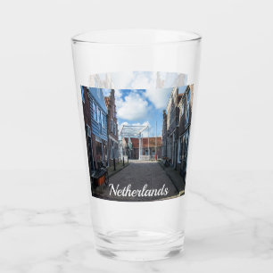 Aldea holandesa con puente tradicional de madera