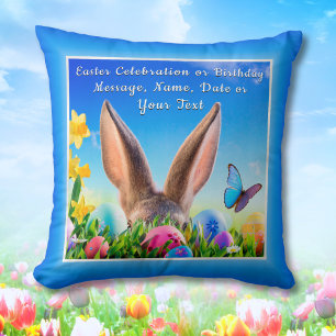 Alegre almohada de Pascua con conejo, flores, huev