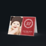 Alegre anuncio de nacimiento de festividades rojas<br><div class="desc">Una linda tarjeta de fotos para la primera Navidad del bebé. Este anuncio festivo de nacimiento rojo y blanco presenta una corona blanca bonito con la palabra "Alegría" escrita en su interior con letras divertidas. A continuación, personalizar el texto para incluir el nombre de su bebé, los detalles de su...</div>