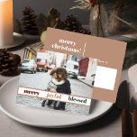 Alegre tarjeta postal de fotos de navidad de merry<br><div class="desc">Esta postal Navidad cuenta con un área para añadir su propia foto familiar,  un moderno tipo de letra manuscrita y una elegante combinación de colores dorados y blancos. Edite la redacción *most* para que coincida con sus necesidades y edite todos los colores a su gusto.</div>