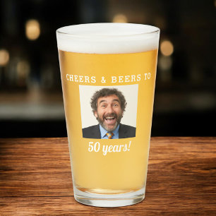 Alegres y cervezas de 50 años foto de cumpleaños